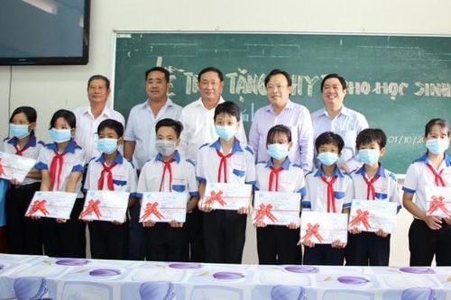 UBMTTQVN tỉnh An Giang trao tặng gần 100 thẻ bảo hiểm y tế cho học sinh khó khăn xã Tấn Mỹ và Mỹ Hiệp