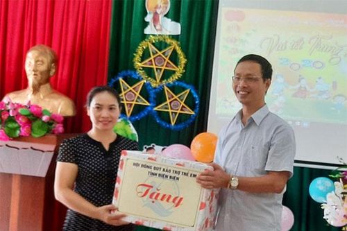Đại diện Hội đồng bảo trợ Quỹ Bảo trợ trẻ em tỉnh thăm, tặng quà các cháu khuyết tật