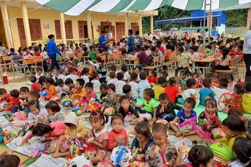 Mang Trung thu đến với trẻ em vùng cao huyện Điện Biên