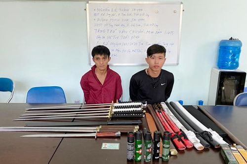 Mang 'hàng nóng' đi bán, hai đối tượng bị công an bắt giữ
