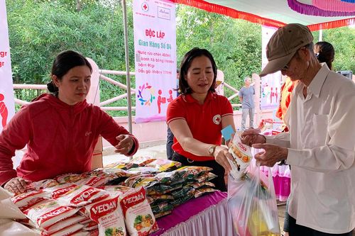 Mang Yang: 300 người mua sắm miễn phí tại 'Chợ nhân đạo'