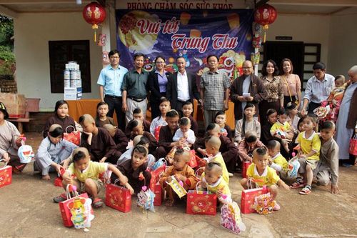 Phó Bí thư Tỉnh ủy Trần Văn Hiệp thăm và tặng quà Tết Trung thu cho trẻ em có hoàn cảnh đặc biệt