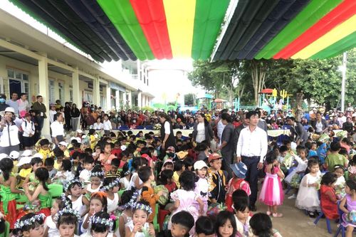 Trao gần 600 phần quà trung thu cho trẻ em N'thol Hạ, Gần Reo