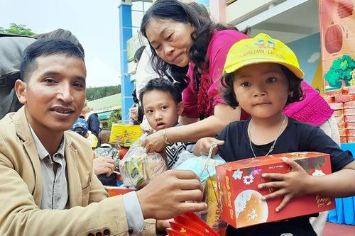 'Vầng trăng yêu thương' về với trẻ em vùng sâu Long Lanh