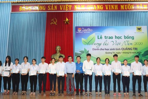 Trao 50 suất học bổng 'Vì tương lai Việt Nam' cho học sinh khó khăn
