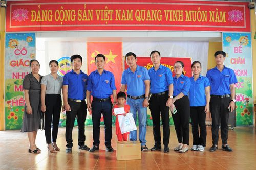 Tặng quà và nhận bảo trợ 2 em nhỏ có hoàn cảnh khó khăn