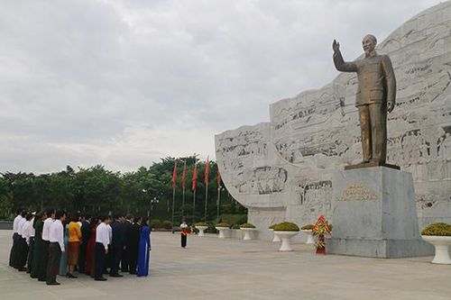 Các đại biểu dự Đại hội thi đua yêu nước tỉnh Sơn La lần thứ V dâng hương tưởng nhớ Bác Hồ và các Anh hùng liệt sĩ