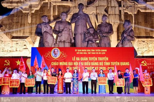 Ra quân tuyên truyền lưu động chào mừng Đại hội đại biểu Đảng bộ tỉnh lần thứ XVII