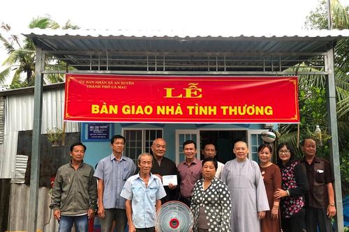 Bàn giao nhà tình thương và tặng quà trung thu