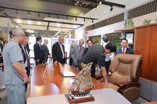 Gian hàng của Nội thất Hòa Phát thu hút nhiều khách thăm quan tại Triển lãm Vietbuild Thành phố Hồ Chí Minh