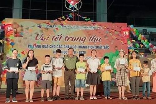 'Vui Tết Trung thu', tuyên dương các cháu đạt thành tích xuất sắc trong học tập