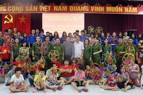 Mang Tết Trung thu đến với trẻ em khuyết tật