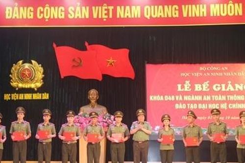 Trao bằng tốt nghiệp cho các tân sỹ quan An ninh khóa D48 và ngành ATTT khóa D47