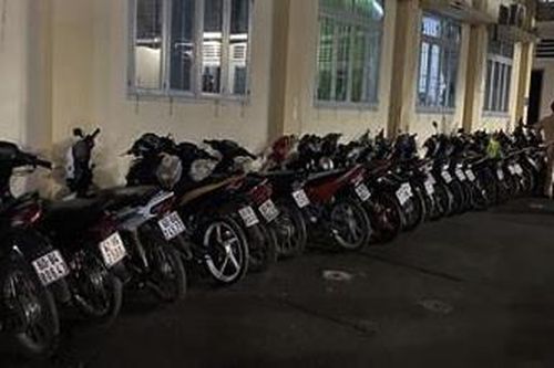 Vây bắt hàng chục xe độ chế có dấu hiệu đi 'bão' trên QL20