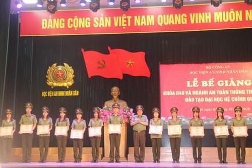 Trao bằng tốt nghiệp cho các tân sĩ quan An ninh
