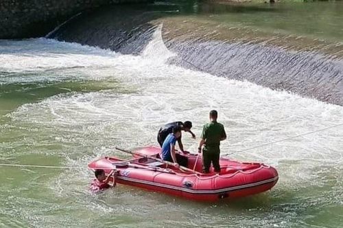 Hàng trăm người tìm kiếm nam thanh niên mất tích khi tắm ở đập tràn Sơn La