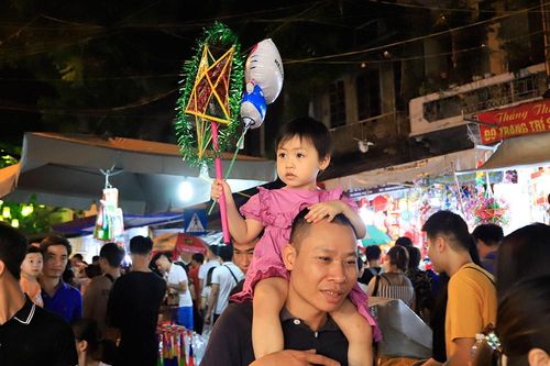 Rộn ràng đêm rằm Trung thu ở phố cổ Hà Nội