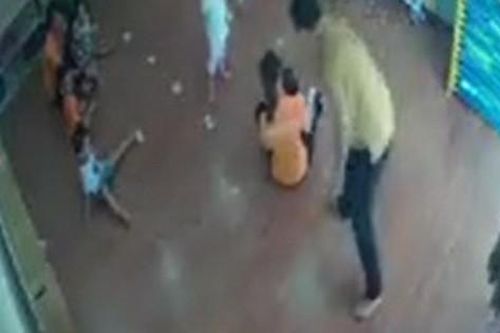 Phẫn nộ clip người đàn ông túm tóc đe dọa, thẳng tay tát vào mặt bé gái ngay trong lớp mầm non vì tranh giành đồ chơi với con mình