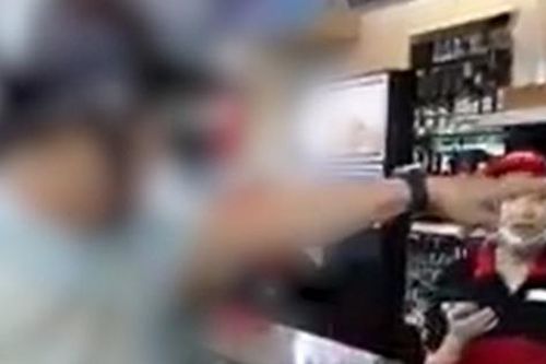 Phẫn nộ clip người đàn ông phá đồ, đòi đánh nhân viên và đốt cửa hàng trước mặt con nhỏ khi bị nhắc nhở đeo khẩu trang
