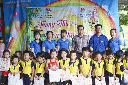 Sở Du lịch Quảng Bình mang 'Trung thu yêu thương' đến trường mầm non xã Đồng Hóa.