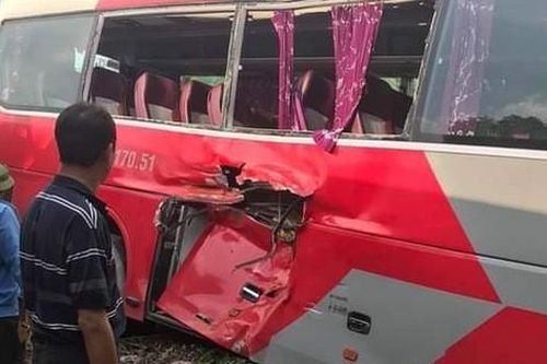 Hà Nội: Xem xét khởi tố vụ án xe ô tô chở học sinh bị tàu hỏa đâm, khiến 6 em nhập viện