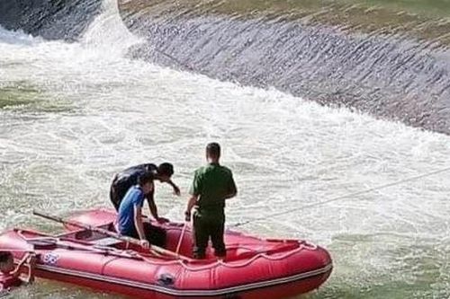 Hàng trăm người tìm kiếm nam thanh niên mất tích khi tắm ở đập tràn Huy Thượng