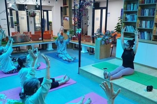 Bệnh nhân phấn khởi vì được tập yoga ngay trong bệnh viện