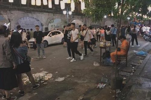 Sốc với hình ảnh đường phố Hà Nội ngập trong rác sau đêm Trung Thu