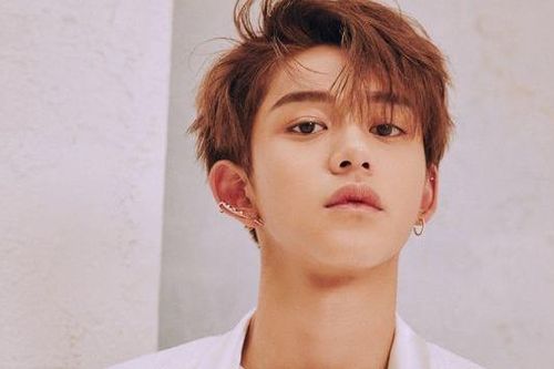 Vì sao dân mạng phẫn nộ chuyện Lucas (NCT) lộ bao thuốc lá khi đang livestream?