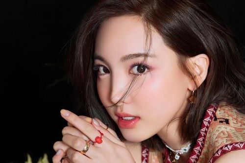 Nayeon (TWICE) debut đã lâu nhưng giờ fan mới biết cô sở hữu kỷ lục ngoại hình này