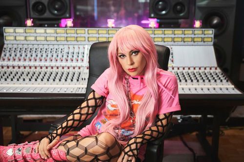 Thì ra Lady Gaga 'biết' tiếng Việt, còn kêu gọi các fan 'xem ngay và liền MV 911 cho chụy'