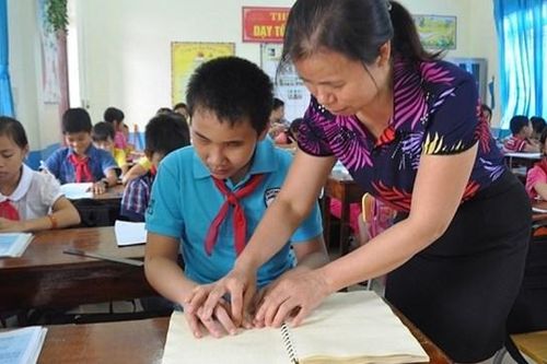 Thi vẽ tranh 'Ước mơ vượt khó' về trẻ em khuyết tật