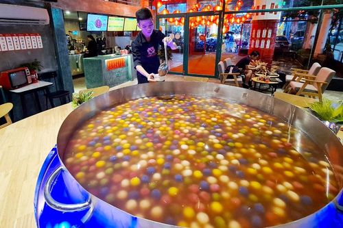 Nồi chè đường kính 2 m ở TP.HCM