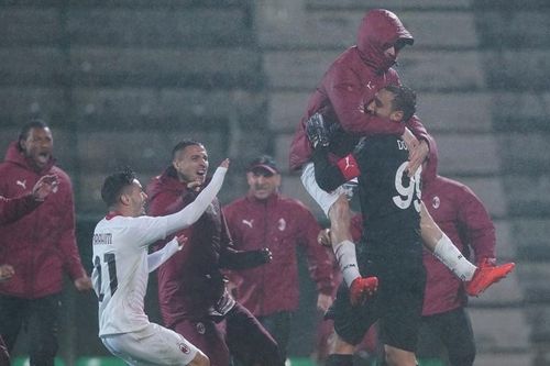 Milan vào vòng bảng Europa League sau loạt luân lưu