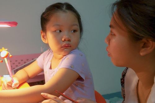 'Tôi căng thẳng dạy con học Tiếng Việt 1 đến 23h'