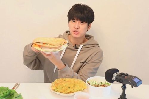 Idol Hàn Quốc ăn thử bánh mì, bánh xèo và bún chả