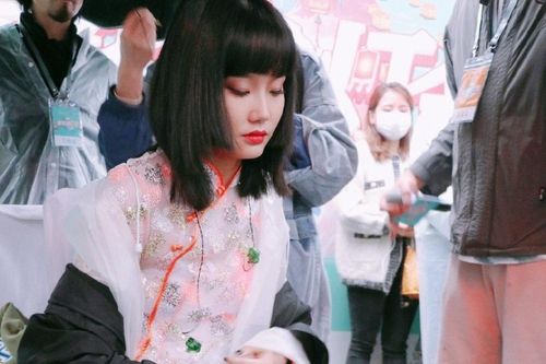 Cách che vết thương khi biểu diễn của nữ ca sĩ Trung Quốc