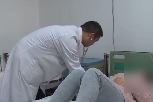 Ông bố ở Trung Quốc đau tim khi giúp con làm Toán