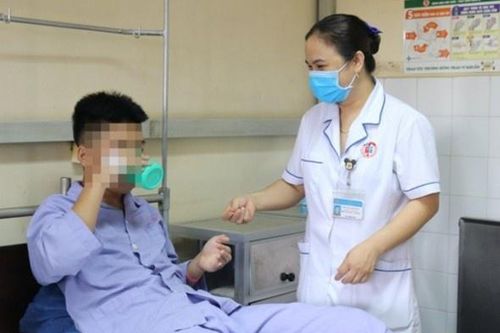 Bé trai bị rách tầng sinh môn do bạn dựng bút dưới ghế