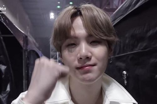 Trang phục tơi tả trước sức mạnh cơ bắp của Suga BTS