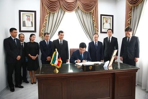 Phó Thủ tướng Phạm Bình Minh viếng Quốc vương Kuwait
