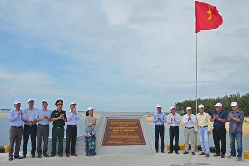 Gắn biển Công trình chào mừng Đại hội Đảng bộ tỉnh Bình Thuận