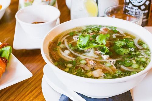 Phở Việt 'xuất ngoại' giá chát không tưởng, thực khách mê mệt