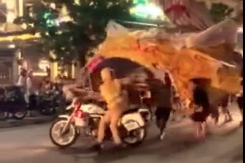 Rước đèn trung thu náo loạn phố và màn 'úp đèn' CSGT
