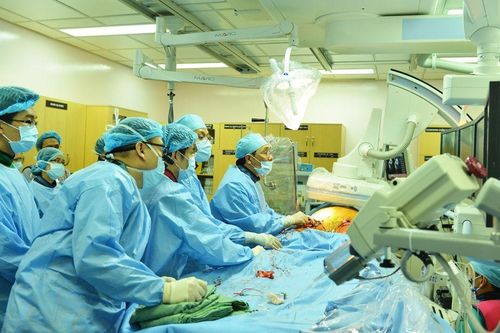 Hiệu quả thực hiện kỹ thuật thay van động mạch chủ qua ống thông