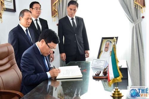 Phó Thủ tướng Phạm Bình Minh ghi sổ tang, viếng Quốc vương Kuwait từ trần