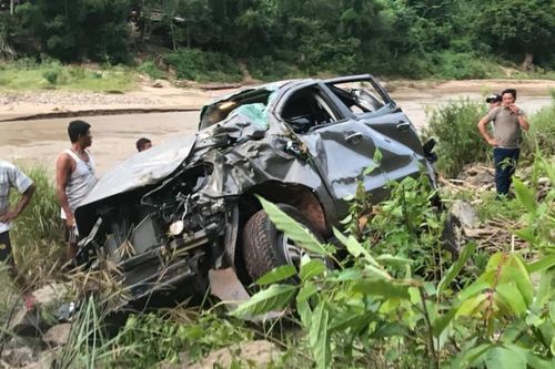 Đi dạy học về, xe ô tô bị lật khiến 2 giáo viên tử vong, 1 người nguy kịch