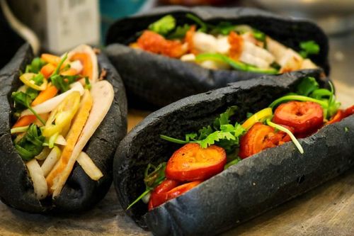 Thị trường ngày 2/10: Cua 'nhà giàu', bánh mỳ 'bóng đêm' lên cơn sốt