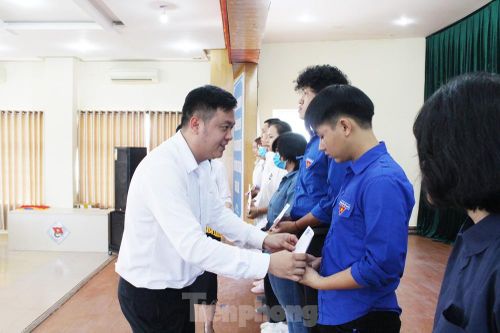 Sinh viên bị ảnh hưởng bởi COVID-19 được 'Tiếp sức đến trường'