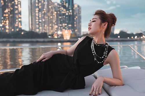 Á hậu Dương Tú Anh đẹp sang chảnh trên du thuyền